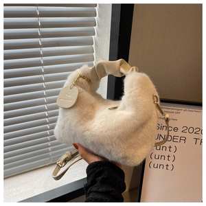 Détail d'un sac à main blanc en fausse fourrure avec poignée à froufrous et bandoulière