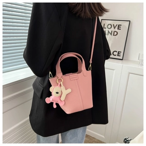 Rosa Eimertasche mit Litschi-Struktur, Mode-Patch und Plüsch-Affen-Anhänger