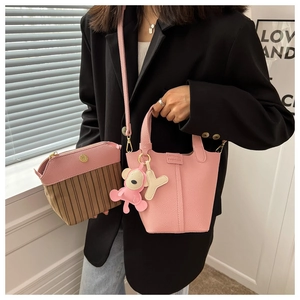 Rosa Leder Eimertasche Detail mit Bärenanhänger und gestreifter Innentasche
