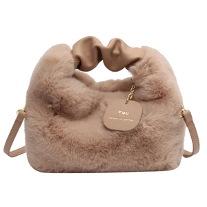 Sac à main en peluche beige avec poignée plissée et bandoulière en cuir amovible