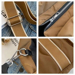 Detalles del bolso de nailon acolchado con correa a rayas y acabados metálicos plateados