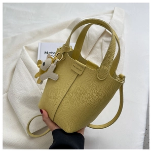 Gelbe Eimertasche mit Litschi-Muster, Fashion-Prägung und niedlichem Tier-Anhänger