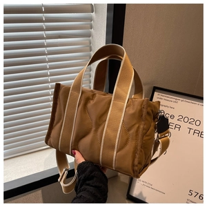 Bolso tote de nailon acolchado marrón con asas de rayas crema y detalles laterales