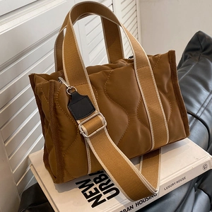 Bolso tote de nailon acolchado con correas anchas y diseño de bandolera en marrón