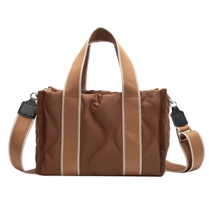 Bolso tote de nailon acolchado marrón con correa de hombro a rayas y asas