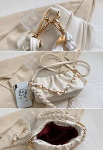 Détail du sac nuage blanc cassé montrant le zip en métal et la doublure rouge chic