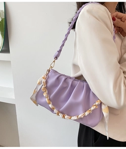 Detail van paarse geplooide cloud bag met gevlochten riem en zijden sjaalketting