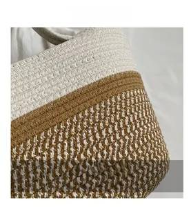 Detailaufnahme der dicken Baumwollseilwebung und zweifarbigen Textur dieser Tragetasche