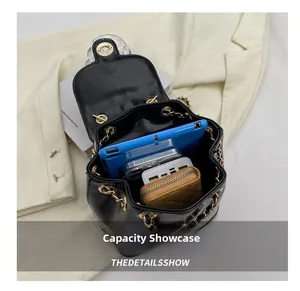 Détail du sac seau noir montrant l'espace intérieur pour tablette et portefeuille