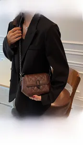 Vue détaillée du sac bandoulière matelassé marron avec chaîne en métal élégante