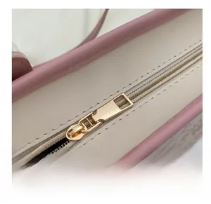 Detailed close-up of the smooth metal zipper and stitching on the minimalist tote bag