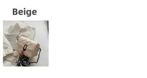 Détail du sac beige matelassé avec surpiqûres en losange et fermoir en métal noir