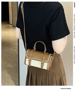 Dettaglio di borsa a mano vintage in pelle e tela indossata su una modella