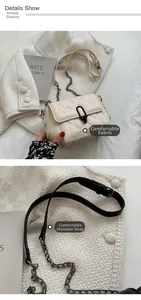 Détails du tissu doux et de la bandoulière du sac à bandoulière beige matelassé