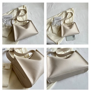 Dettaglio della borsa tote in pelle martellata crema con interno e texture