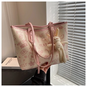 Detail der Graffiti-Tragetasche mit Plüschhasen-Anhänger und langem Schultergurt