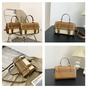 Dettagli di una borsa a tracolla retrò marrone e beige con logo MB e fibbie dorate