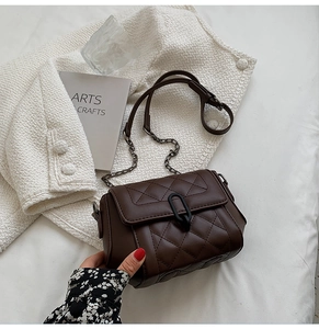 Détail du sac bandoulière matelassé marron foncé avec boucle noire et bandoulière
