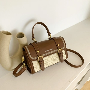 Elegante borsa a mano marrone e beige in pelle con fibbia d'oro e tracolla