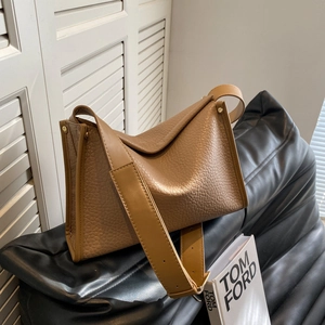 Borsa tote in pelle martellata color caramello con tracolla larga e borchie
