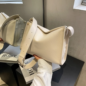 Borsa tote minimalista beige in pelle martellata con tracolla larga e dettagli oro