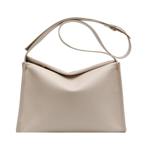 Elegante borsa a spalla hobo in pelle color crema con grana naturale e borchie dorate