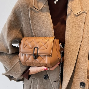 Sac bandoulière marron matelassé avec boucle en U noir mat et bandoulière chaîne
