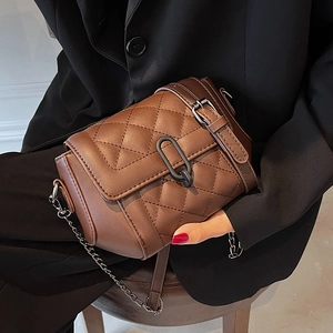 Sac bandoulière marron matelassé pour femme, sac à chaîne rétro sur blazer noir