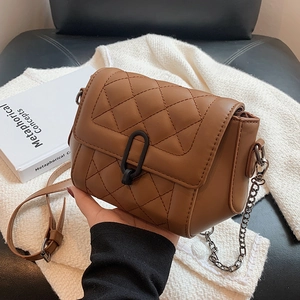 Sac bandoulière marron matelassé avec bandoulière chaîne et fermoir en U vintage