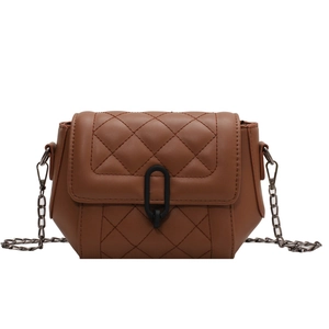 Sac bandoulière matelassé marron avec chaîne en métal et design minimaliste en cuir mat