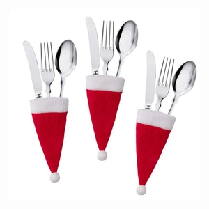 Dettaglio dei portaposate a forma di mini cappello di Babbo Natale con coltelli e forchette