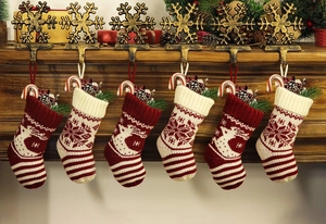 Lot de six chaussettes de Noël en tricot rouge et blanc suspendues à la cheminée