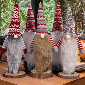 Set van 5 kerstkabouter wijnfleshoezen met gebreide mutsen en pluizige lange baarden