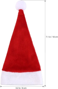 Dettaglio delle dimensioni del mini cappello natalizio in peluche per decoro bottiglie