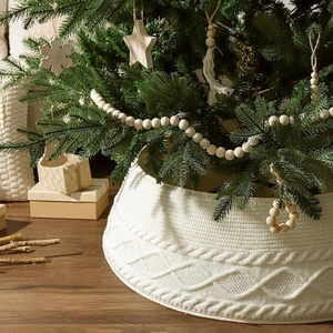 Primer plano de la falda para árbol de Navidad de punto blanco con patrón trenzado