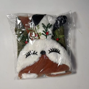 Makroaufnahme von Plüsch-Fuchssocke mit Stickerei und Stechpalmen-Dekor für Weihnachten