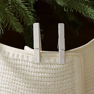 Detalle de la falda de punto blanca para árbol de Navidad con texturas gruesas y clips de sujeción