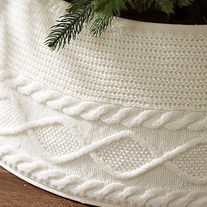 Primer plano de falda de árbol de Navidad en punto blanco con trenzas suaves