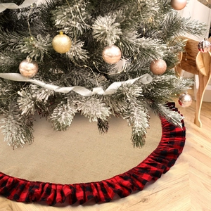 Détail du tapis de sapin de Noël en toile de jute avec bord volanté à carreaux
