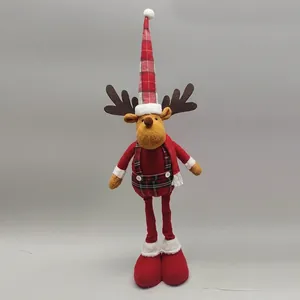 Detailsicht einer Plüsch-Weihnachtsrentierpuppe mit langen Beinen und rot-kariertem Hut