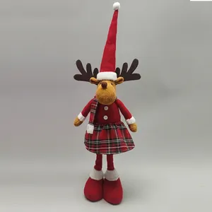 Detailansicht der 20-Zoll-Weihnachtsrentier-Plüschpuppe mit Strickmütze und Karorock