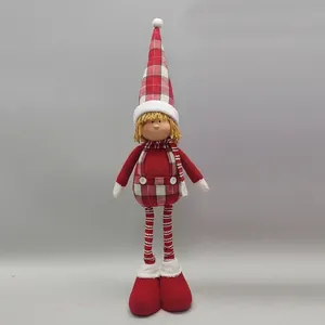 Detailansicht der Weihnachtspuppe mit langen Beinen, rotem Karohut und Schal