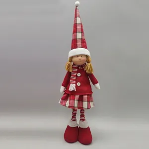 Detail einer Weihnachts-Langbeinpuppe mit rot-kariertem Hut und Strickpullover