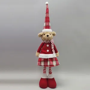 Detail eines 20-Zoll Weihnachts-Teddybären mit langen gestreiften Beinen und Mütze