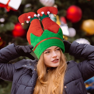 Detalle de gorro de elfo de Navidad con piernas invertidas y cascabeles dorados
