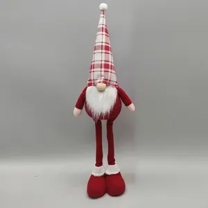 Detailansicht eines Weihnachtswichtels mit langen Beinen und rot karierter Mütze