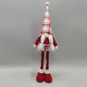 Detail eines 20 Zoll Weihnachtswichtels mit langen roten Beinen und Karomuster-Hut