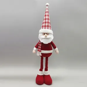 Detail einer 20-Zoll-Weihnachtszwergpuppe mit rot kariertem Hut und weichem Plüschbart