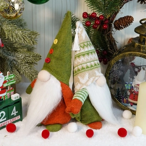 Set de gnomos navideños Rudolf del Bosque con gorros de punto verde y barbas blancas