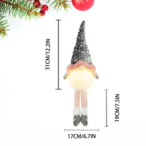 Gnome de Noël lumineux avec chapeau à paillettes grises et barbe rose, décor